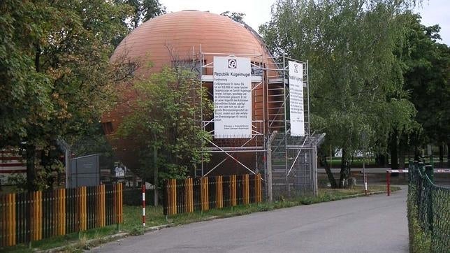 La popular casa-esfera cuenta con un cartel que describe «la lucha contra el sistema» de Lipburger