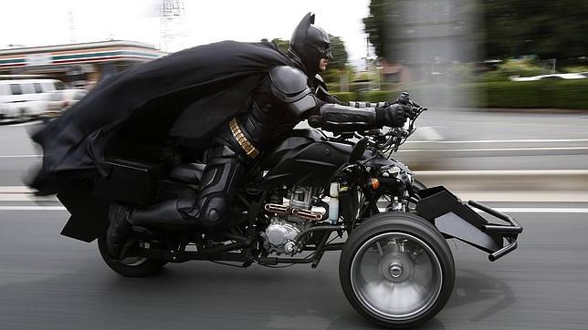 «Pillan» a Batman patrullando por las calles de Japón