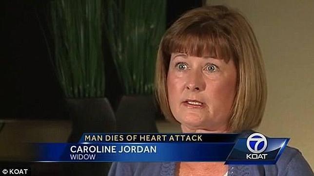 Denuncia que no emplearon un desfibrilador con su marido por tener pelo en el pecho