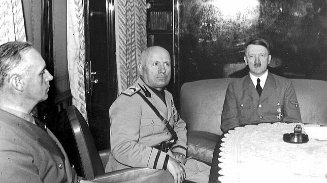 Hitler, con Mussilini y el ministro de Exteriores Von Ribbentrop, en  Brenner
