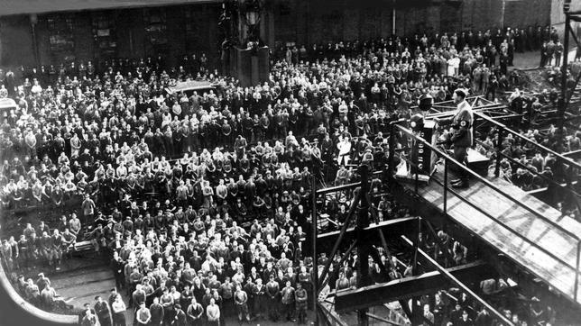 Mitin de Hitler en los astilleros de Hamburgo