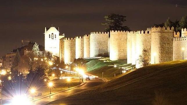 Vista nocturna de las murallas de Ávila