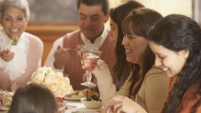 Cenar en familia protege del ciberbullying