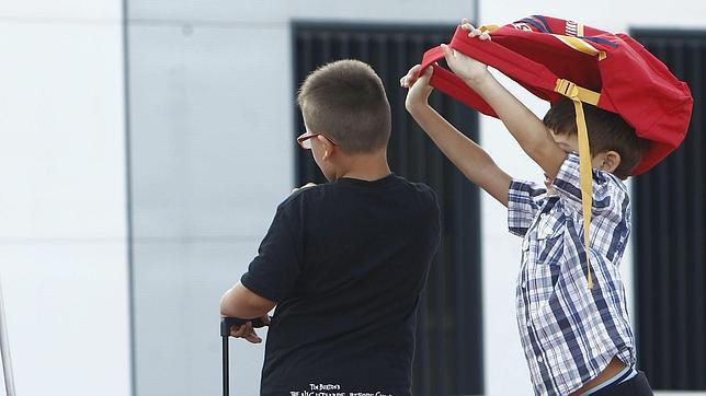 Si tu hijo pesa veinte kilos, su mochila no puede cargar más de tres