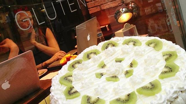 Bizcocho de limon, Crema Celiciosa, leche condensada, nata, kiwi...