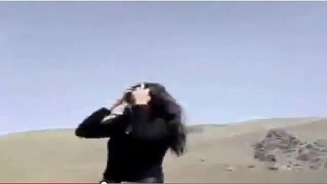 Una mujer desafía las normas de vestimenta en Irán quitándose el hiyab mientras baila