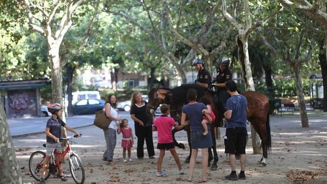 La Policía se reúne con los vecinos de Ciudad Lineal para evitar bulos sobre el pederasta