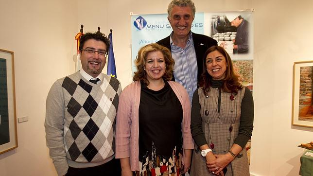 Tristana María Moraleza a la derecha del todo de la foto, en un acto con Fernando Romay