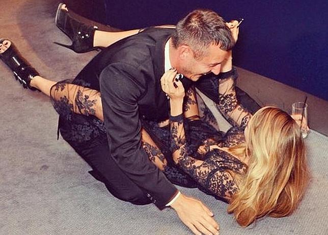 Cara Delevingne se revuelca en el suelo en la fiesta de los premios «GQ»