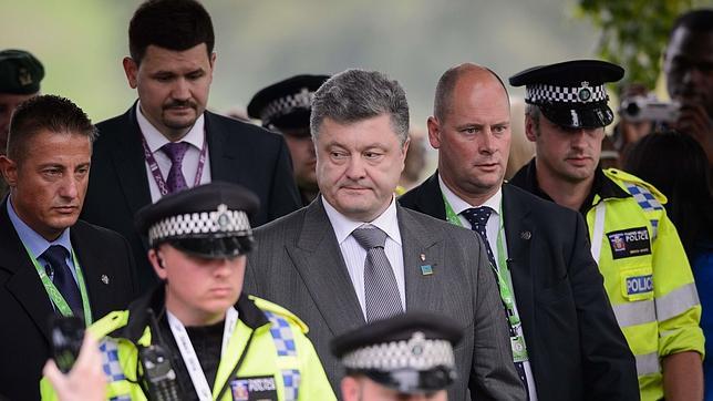 El presidente ucraniano, Petró Poroshenko, rodeado por agentes de seguridad en la cumbre de Newport