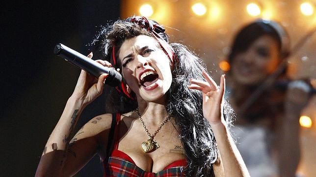 La madre de Amy Winehouse: «Mi hija estaba ebria y rodeada de botellas el día antes de morir»