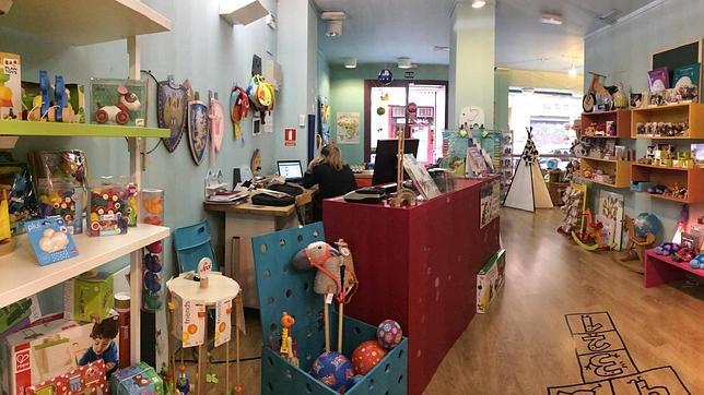 Todos los juguetes de la imagen son artesanos