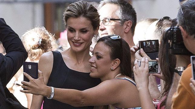 La Reina Letizia nunca rechaza una autofoto