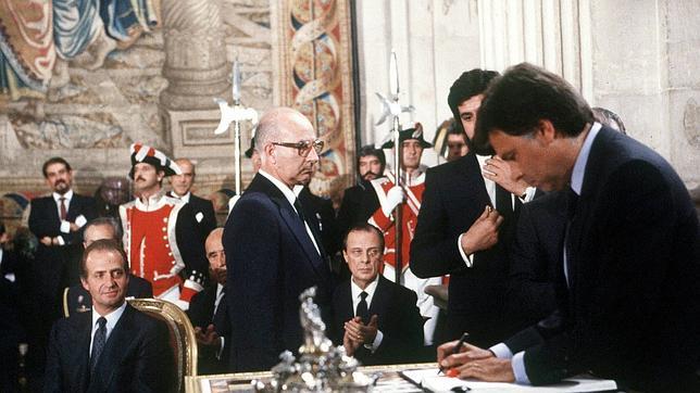 El entonces presidente del Gobierno, Felipe González, firma el acta de adhesión de la UE, ante la atenta mirada del Rey