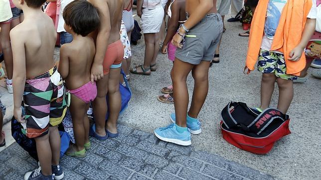 Los niños de un colegio de Valencia acuden a clase en bañador en protesta por el calor