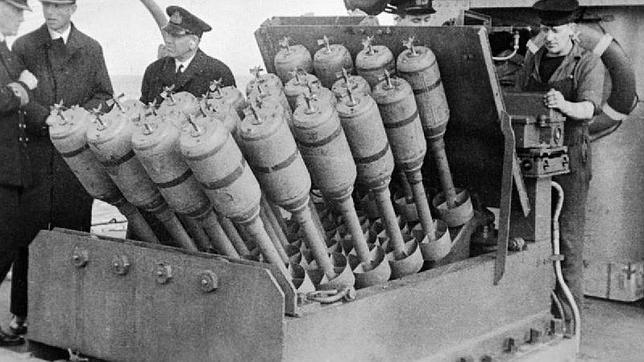 Un dispositivo «Erizo» preparado para ser disparado. Cada uno contaba con 24 granadas que eran lanzadas contra el submarino enemigo.