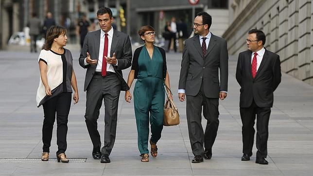 El líder del PSOE anuncia una «oposición ciudadana» frente a la «política de humo»