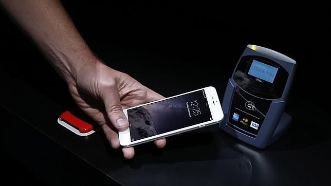 Un hombre realiza una demostración del nuevo Apple Pay durante el lanzamiento de dispositivos Apple