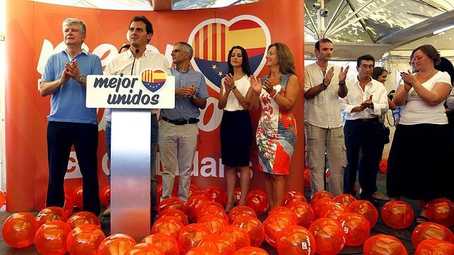 El líder de Ciudadanos, escoltado por los Mossos tras recibir insultos