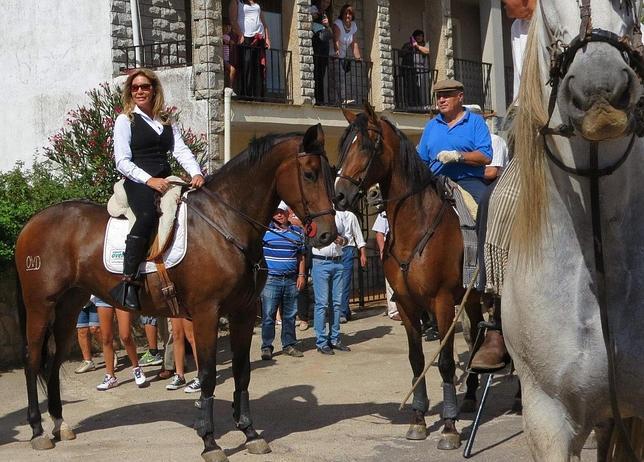 Norma Duval sorprende a caballo en un encierro de toros