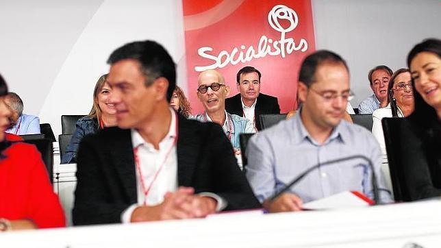 Gómez se queda solo al justificar las primarias cerradas