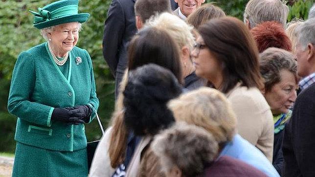 Isabel II sale en respaldo de la Unión: «La gente tiene que pensarlo muy cuidadosamente»