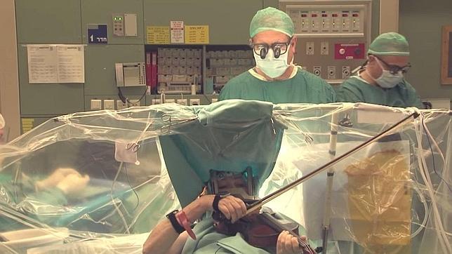 Una violinista israelí es operada del cerebro mientras toca el violín