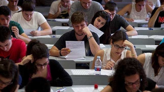 Alumnos revisando su prueba
