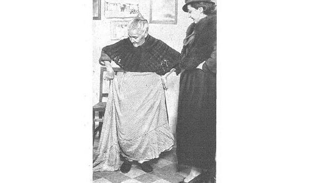 Rita La Cantaora enseñaba con orgullo a la revista «Estampa» la falda con la que salió a cantar por última vez en 1934