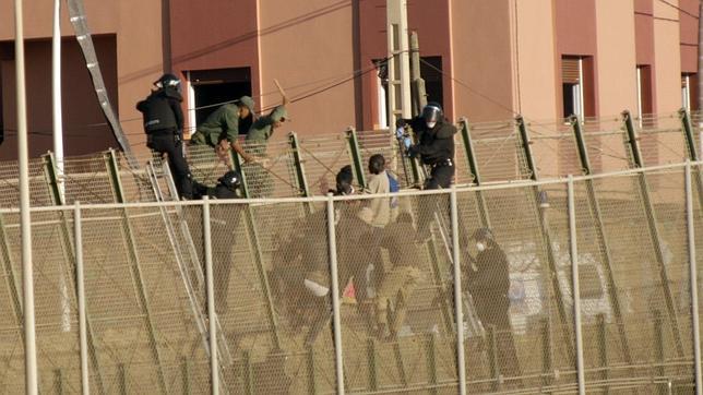 Guardias civiles exigen un protocolo claro ante los saltos de inmigrantes en Melilla