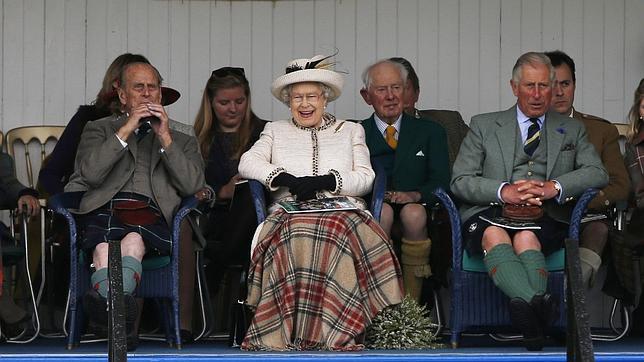 La Reina Isabel II junto al príncipe Carlos en Escocia