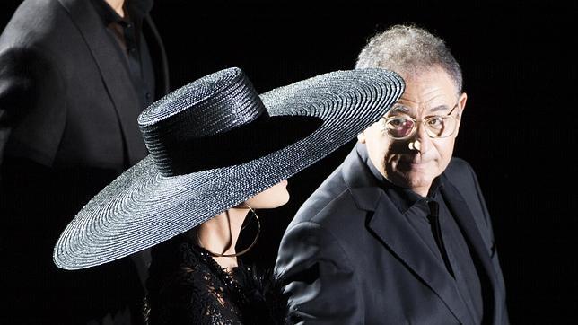 Roberto Verino al finalizar su desfile
