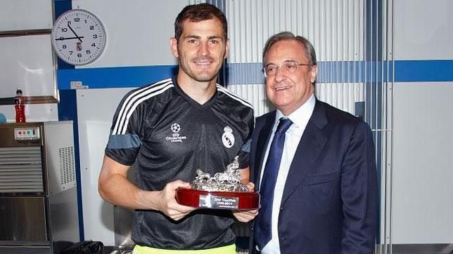 Casillas, premiado por su 15 años en el Real Madrid