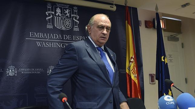 El ministro del Interior Jorge Fernández Díaz, a su llegada a la conferencia de prensa que ofrece en la embajada de España en Washington DC