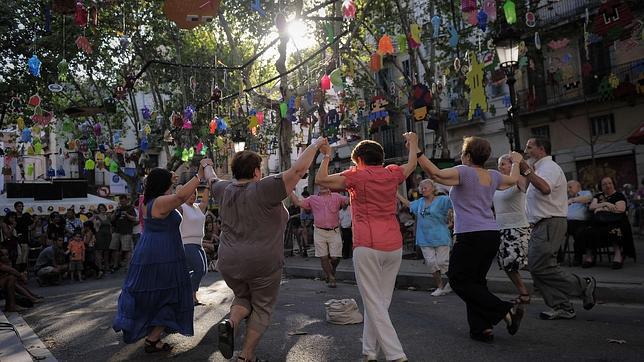 Un grupo de baile interpreta una sardana durante una fiesta popular