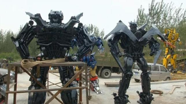 En vídeo: un taller en China convierte coches en transformers