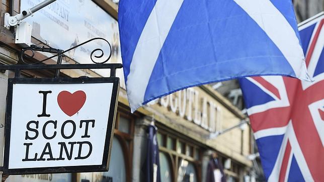 Escocia mantiene en vilo a Cameron y la UE pese al «no» de las encuestas