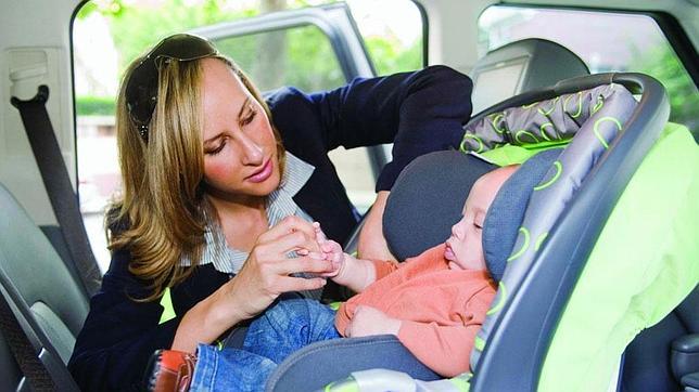 Muy pequeños y sin sillita de coche