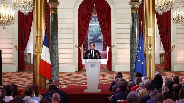 Francia bombardeará a los yihadistas pero descarta una ofensiva terrestre