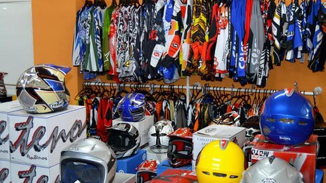 Prendas para motoristas y cascos de moto a la venta en este outlet