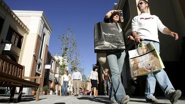 Gente de compras por las calles de Las Rozas Village