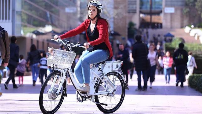 Una persona utiliza una bicicleta impulsada por hidrógeno