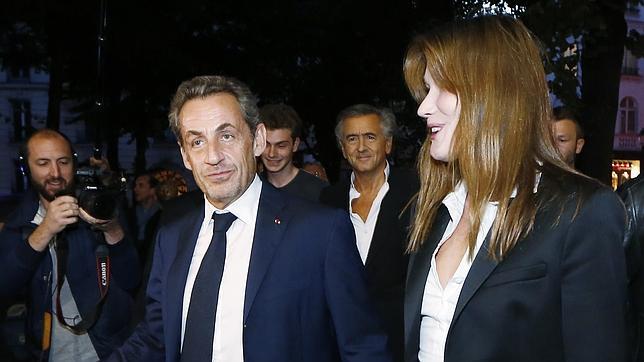 Fútbol y Carla Bruni, las armas de Sarkozy para reforzar su regreso a la política