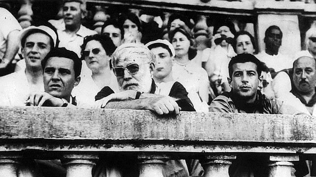 El escritor estadounidense junto con su gran amigo, el maestro Antonio Ordóñez, a su izquierda