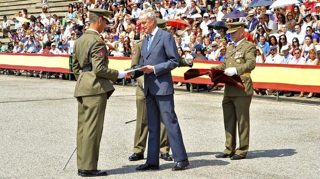 Morenés preside el inicio del curso en la principal institución militar en Cataluña