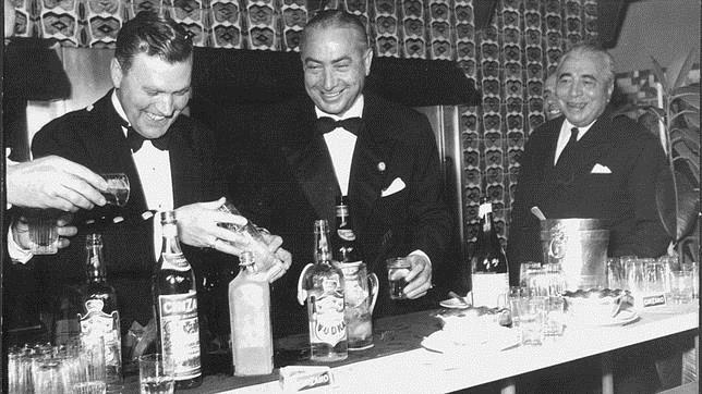 Los barman preparan cócteles en el Museo Chicote en 1956