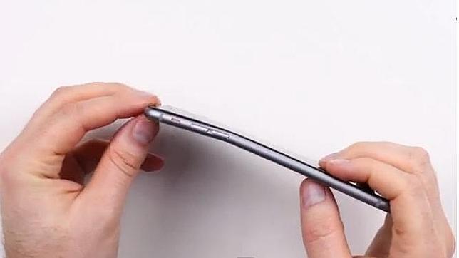 Los «tuiteros» se ríen de los iPhone 6 Plus doblados
