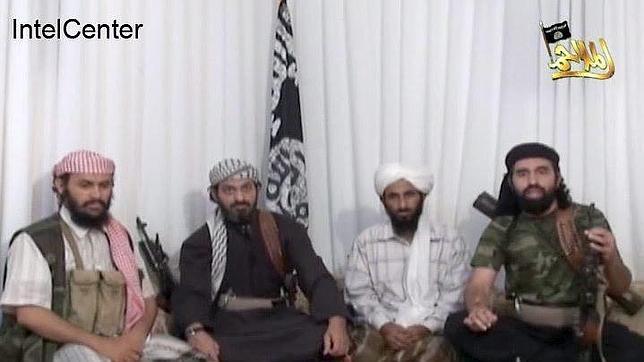 Captura de un vídeo difundido por los terroristas en 2009 en el que aperece el líder de la organización, Abu Basir (el segundo por la izquierda)