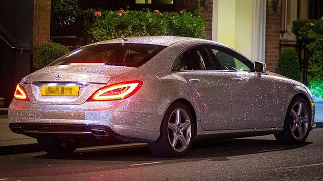 Se gasta 24.000 euros en cubrir su coche con un millón de cristales de Swarovski