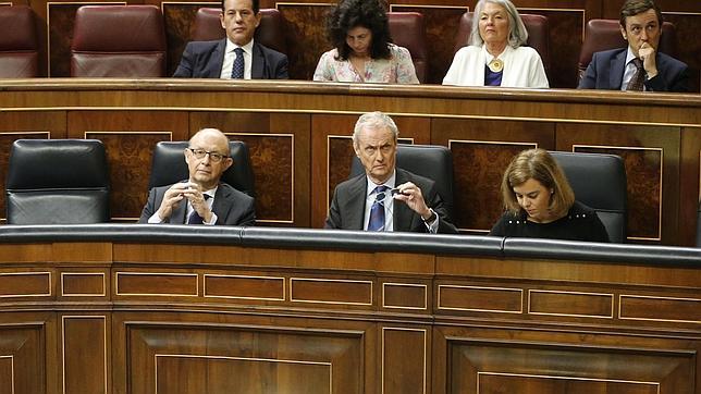 El banco azul, ayer: la ausencia de Gallardón y Margallo, de viaje en Nueva York, obligó a que Morenés y Montoro adelantaran posiciones junto a la vicepresidenta